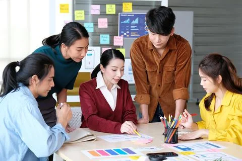Brainstorm planing creative asian teamwork, Group of asia mobile phone app de Foto stock