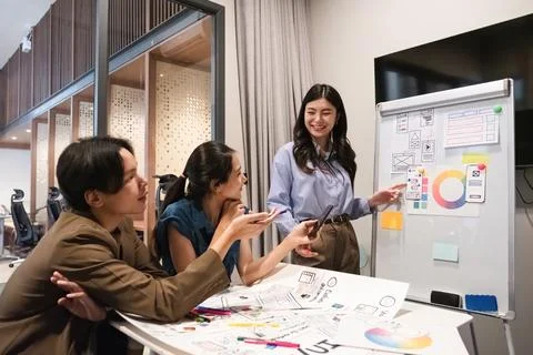 Brainstorming of a developer team, planning for group problem solving ideas Foto stock