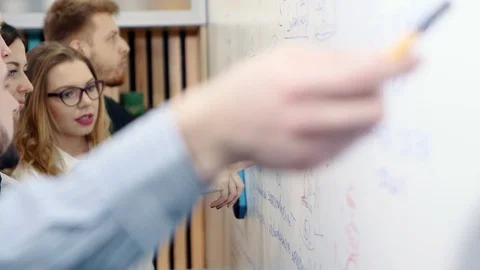 Brainstorming in the office. Colleagues discuss the problem and make notes on a Vídeo Stock 104437012