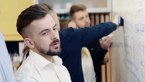 Brainstorming in the office. Colleagues discuss the problem and make notes on a Vídeo Stock 104437805