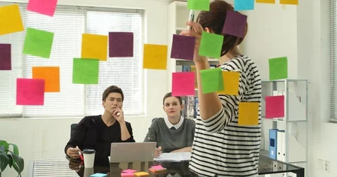 Brainstorming start-up Glass with post-it notes, free meeting Stock Footage 100957634