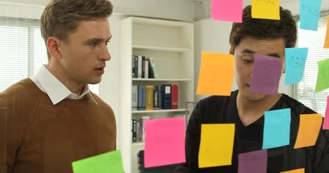 Brainstorming start-up Glass with post-it notes, free meeting Video stock 100957932