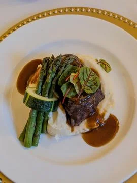 Braised beef short rib with mashed potatoes asparagus 스톡 사진