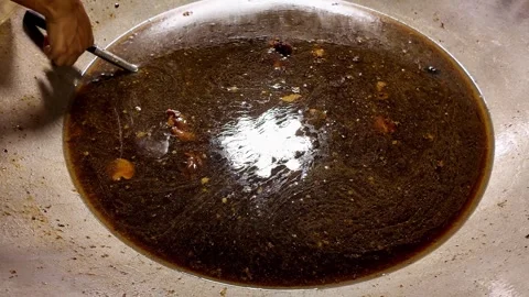 Braised Meat Simmering in Large Wok at Thai Street Food Market Vidéo 340352124