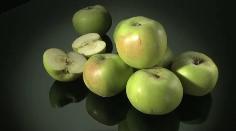 BRAMLEY APPLES  BEING PREPARED  ON A KITCHEN WORKTOP Vidéo 59005723
