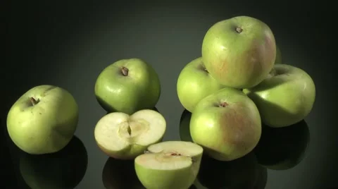 BRAMLEY APPLES  BEING PREPARED  ON A KITCHEN WORKTOP Vidéo 59005735