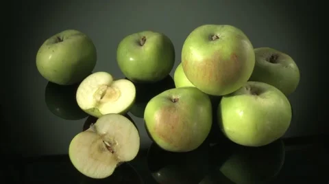 BRAMLEY APPLES  BEING PREPARED  ON A KITCHEN WORKTOP Vidéo 59005768