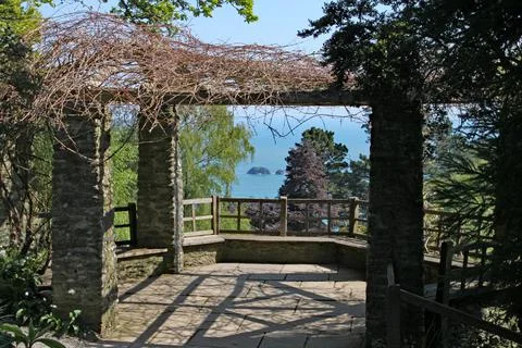 A branch covered viewing platform overlooking the sea in Devon, England 스톡 사진
