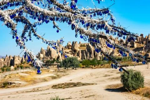 The branches of tree decorated with evil eye amulets, Goreme, Cappadocia, Turkey Foto stock