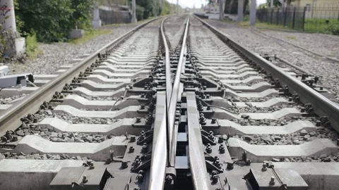 Branching of railway rails. Operating switch on fork railroad Vidéo 95604593