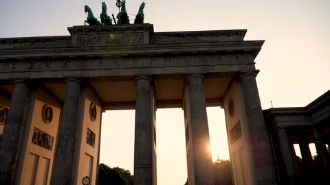 Brandenburg Gate in Berlin, medium shot pan at sunset, backlit with sun flare. 스톡 동영상 116258112