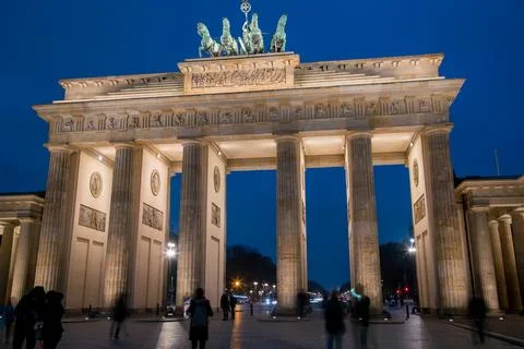 The Brandenburg Gate in Berlin at night Stock-Fotos
