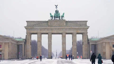 Brandenburg Gate during snowstorm Stockbeeldmateriaal 148158964