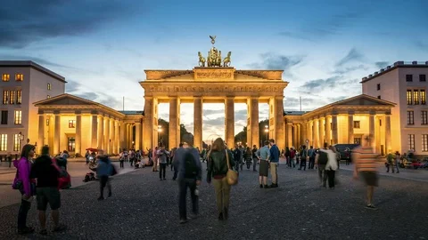 The Brandenburg Gate at dusk, Pariser platz, Berlin, Germany Video stock 85030352