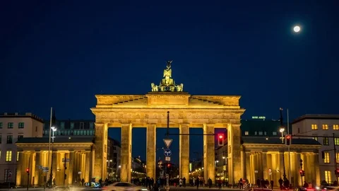 Brandenburg Gate on the evening hyperlapse tracking shot Video stock 73990323