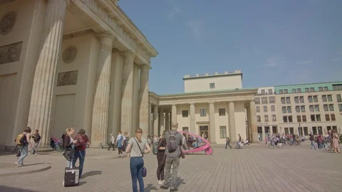 Brandenburg Gate pan left slow motion Video stock 124363818