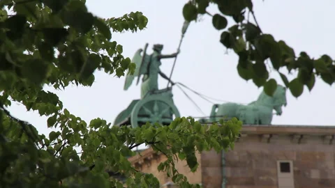 Brandenburg gate Quadriga through Leaves Defocus 13 Video stock 133497285