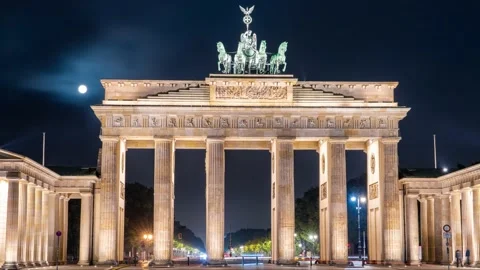 Brandenburg Gate, Time Lapse By Night With Full Moon Berlin, Germany Vídeo Stock 140692123