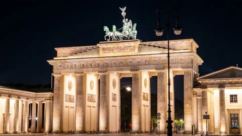 Brandenburg Gate, Time Lapse By Night With Full Moon Berlin, Germany Vídeo Stock 141529096