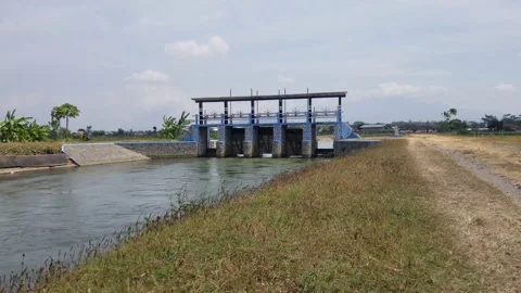 Brantas river sluice to close, drain, or release water bodies Stock Footage 205464701