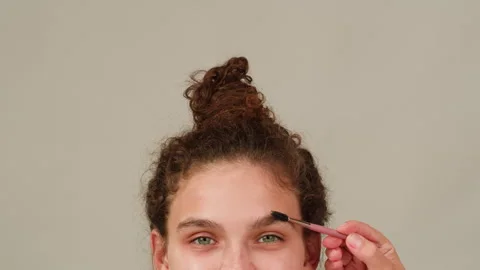 Brashing eyebrows close-up. The master makes permanent eyebrow makeup Stock-Footage 257488326