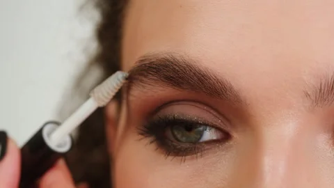Brashing eyebrows close-up. The master makes permanent eyebrow makeup Stock-Footage 271664619