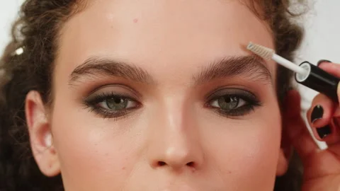 Brashing eyebrows close-up. The master makes permanent eyebrow makeup Stock-Footage 285769054