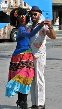 Brasilianer tanzt mit einer Puppe in Porto - Portugal Eine Strassen Tanz S... Stock Photos