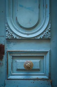 Brass door handle on a rustic blue door Stock-Fotos