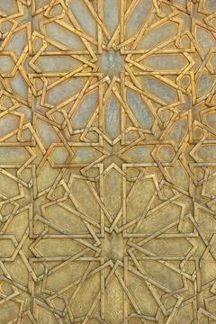 Brass doors adorned with Moroccan patterns, metal filigree, and intricate r.. Foto stock