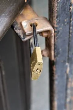Brass padlock hook on door loop Foto stock