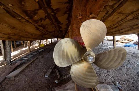  The brass propeller of an Omani Dhow- Dhow building is carried out using ... Fotos de archivo