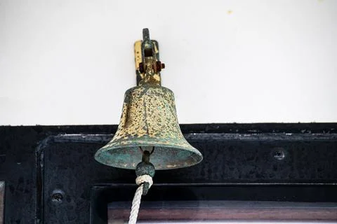 Brass ship rusty, old bell on the outside of the boat, copy space, horizontal. Foto stock