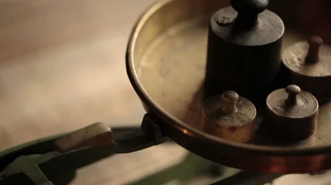 Brass weights added onto vintage mechanical scale - closeup Vídeo Stock 45984900