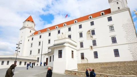 Bratislava, Slovakia, the external facade of the castle Vídeo Stock 107977642