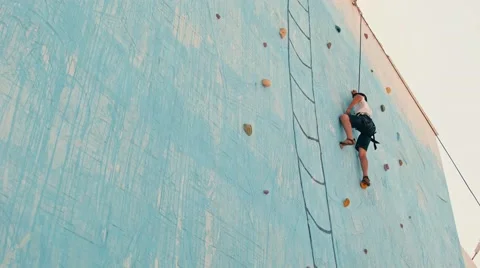 Brave child crawling on the climbing wall Vídeos de archivo 44787795