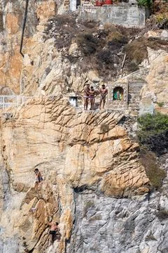Brave cliff divers preparing to leap into the ocean at La Quebrada, Acapulco Stock Photos