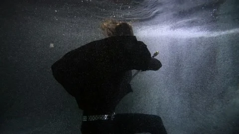 Brave medieval knight with sword is sinking in sea, diving underwater, fighting Video stock 167376409