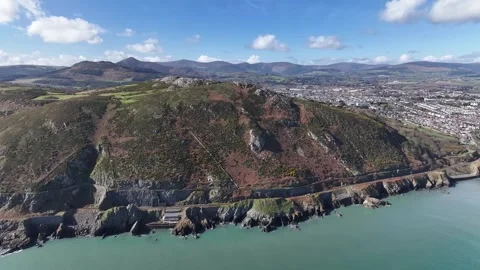 Bray Head, Bray wide drone coastal landscape Wicklow, Ireland. Beautiful sunny 스톡 동영상 332609551