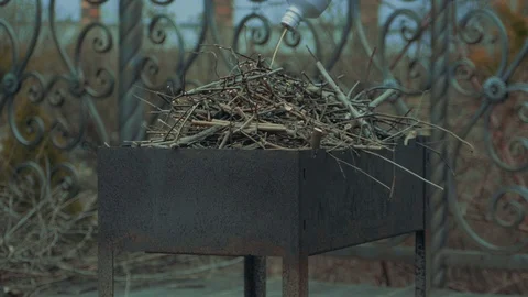 Brazier ignition. Barbecue. Stockbeeldmateriaal 129813579