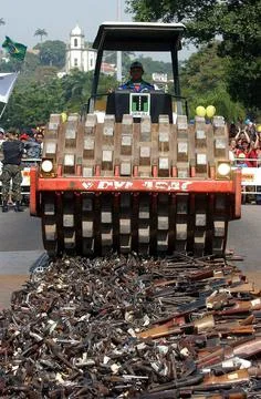 Brazil Destruccion Armas De Fuego - Jul 2003 Stock Photos