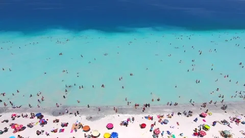 Brazil tropical beach crowd on white sand and turquoise sea - Turquoise Lagoon Vidéo 340524143