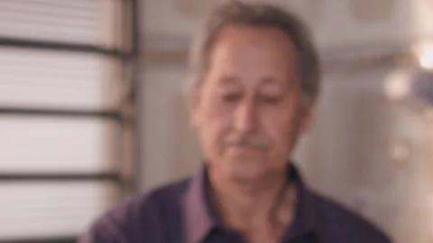 A Brazilian man's hand quickly counts his coins 스톡 동영상 93926366