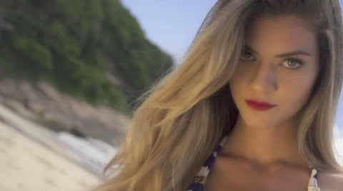 Brazilian model on beach 動画素材 35052421