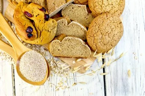 Bread and biscuits oat with bran on board top Foto stock