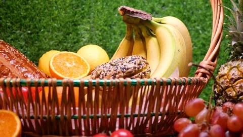 Bread and fruit on the grass Vídeo Stock 346985313