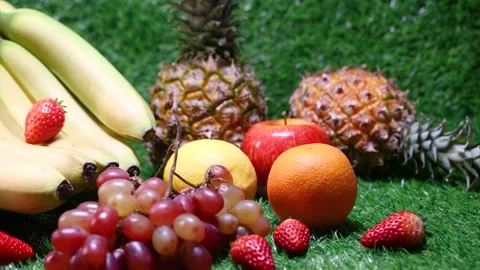 Bread and fruit on the grass Vídeo Stock 346985452