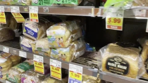 Bread and prices at supermarket 库存影片 154069210