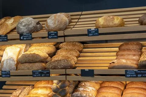 Bread and rolls on the shelves of the bread shop Foto stock