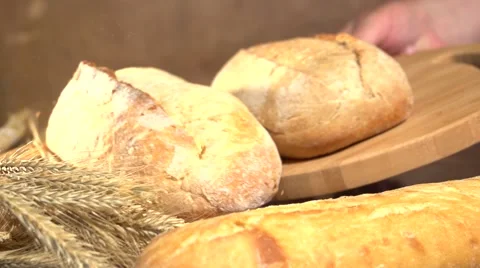 Bread and wheat ears on the table. Vídeo Stock 54700483